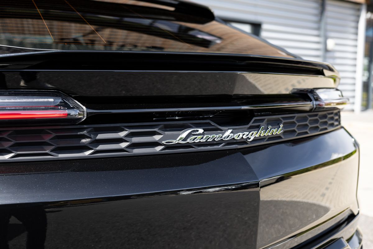 2025 Lamborghini Urus SE