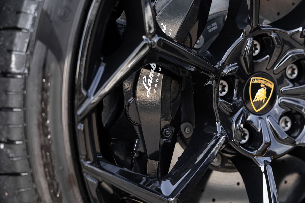 2023 Lamborghini Urus Performante