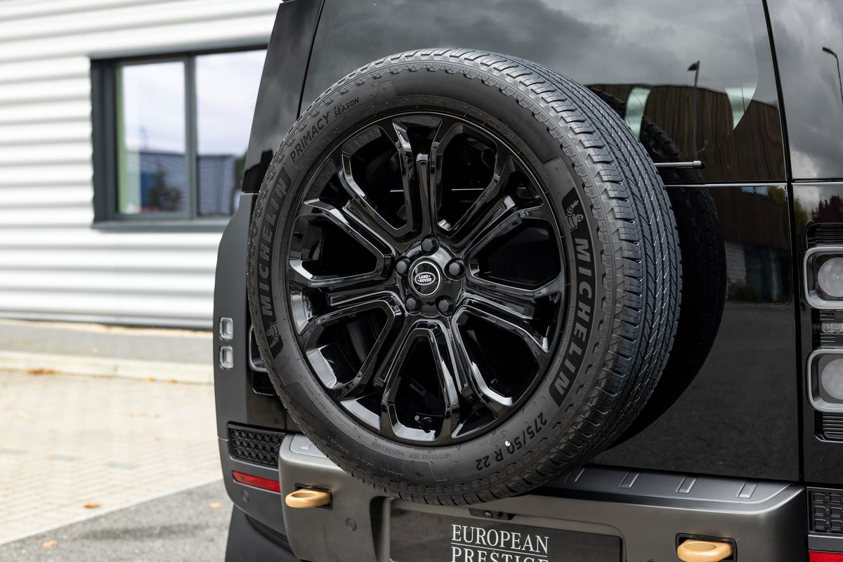 2025 Land Rover Defender 110 OCTA Edition One