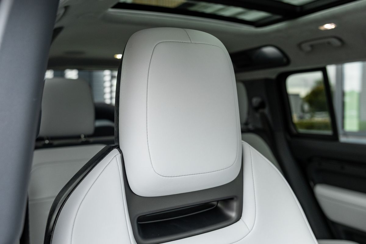 2025 Land Rover Defender 110 OCTA Edition One