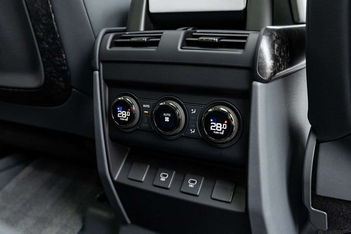 2025 Land Rover Defender 110 OCTA Edition One