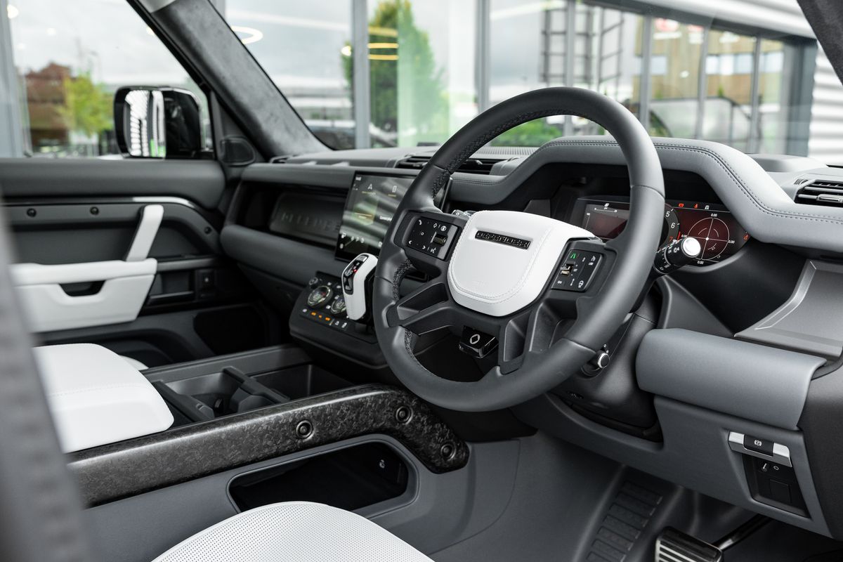 2025 Land Rover Defender 110 OCTA Edition One