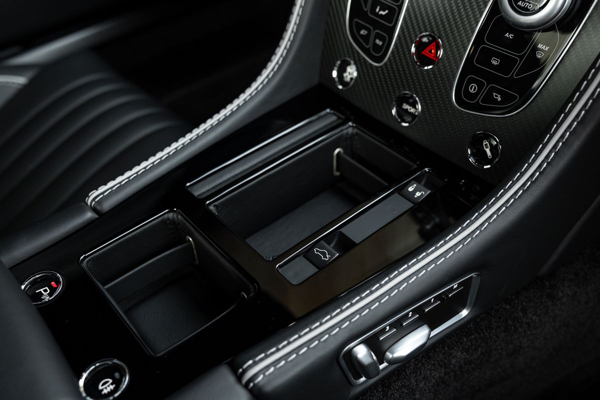 2015 Aston Martin DB9 GT Bond Edition