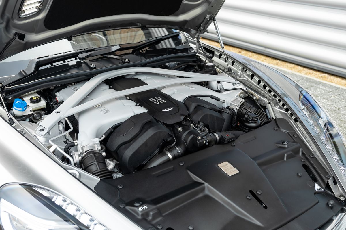 2015 Aston Martin DB9 GT Bond Edition