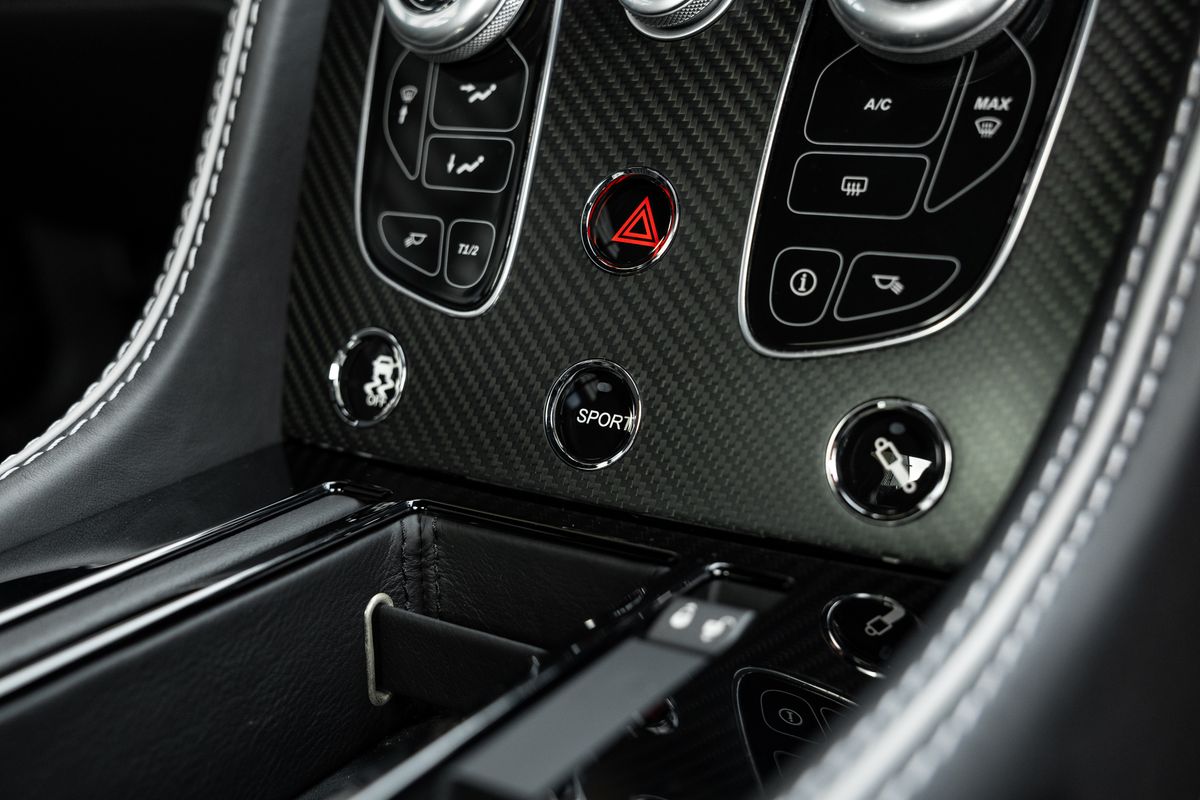 2015 Aston Martin DB9 GT Bond Edition