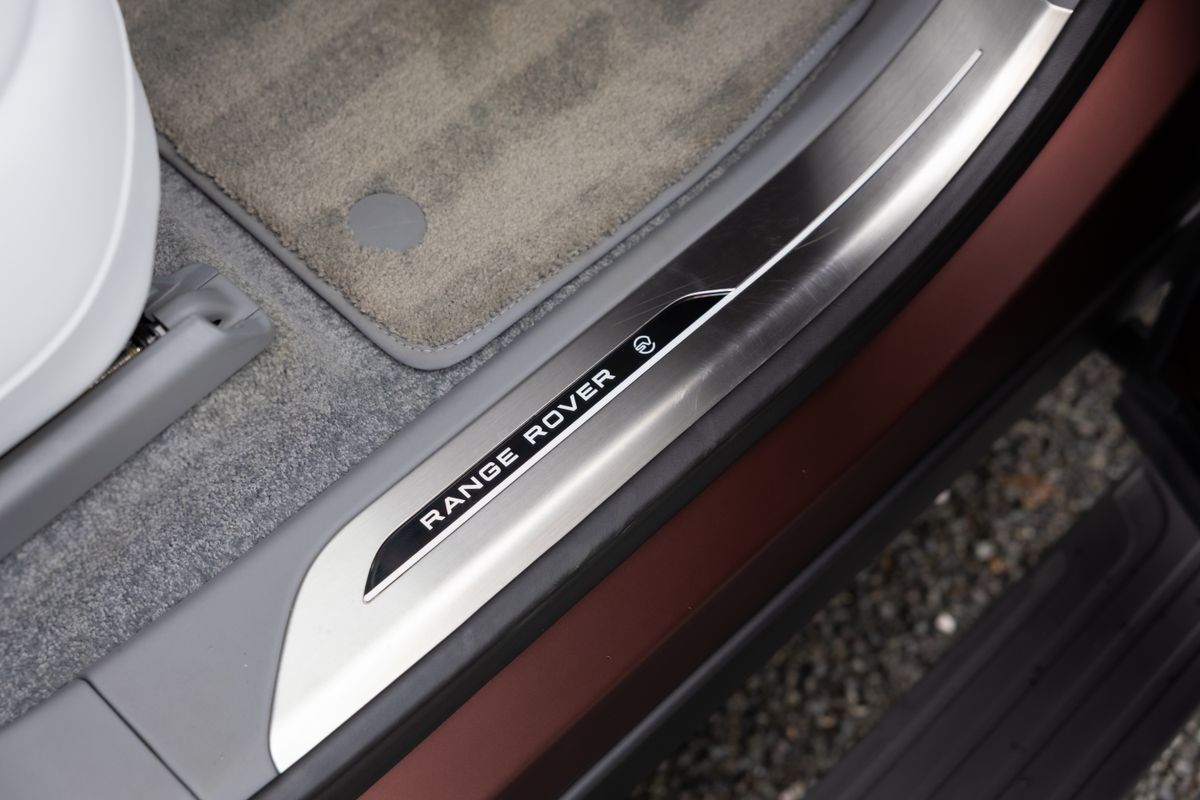 2025 Land Rover Range Rover P550e SV