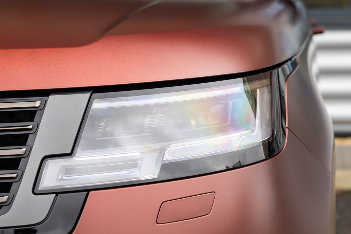 2025 Land Rover Range Rover P550e SV