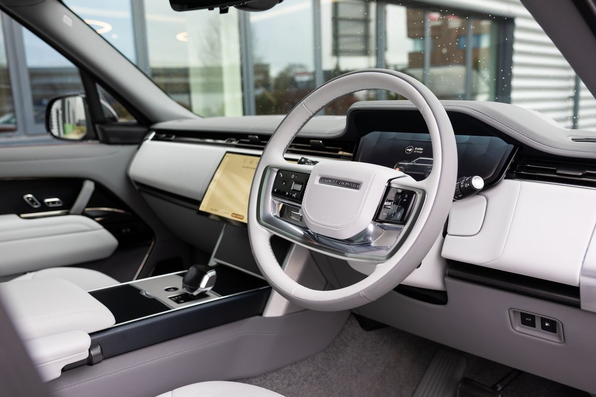2025 Land Rover Range Rover P550e SV