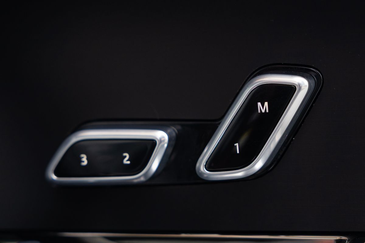 2025 Land Rover Range Rover P550e SV