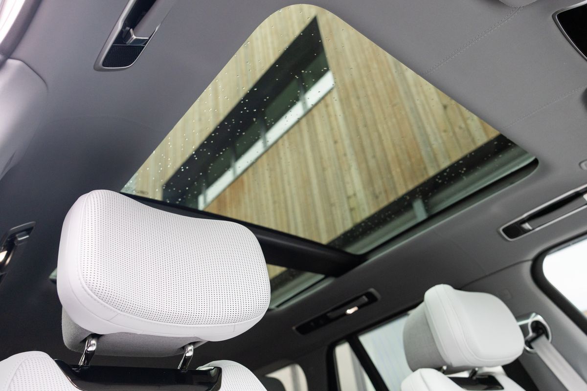 2025 Land Rover Range Rover P550e SV