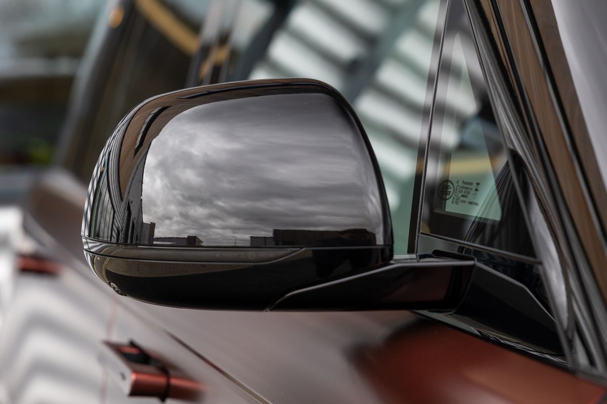 2025 Land Rover Range Rover P550e SV