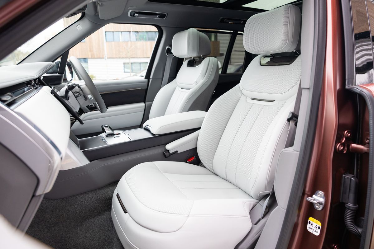 2025 Land Rover Range Rover P550e SV