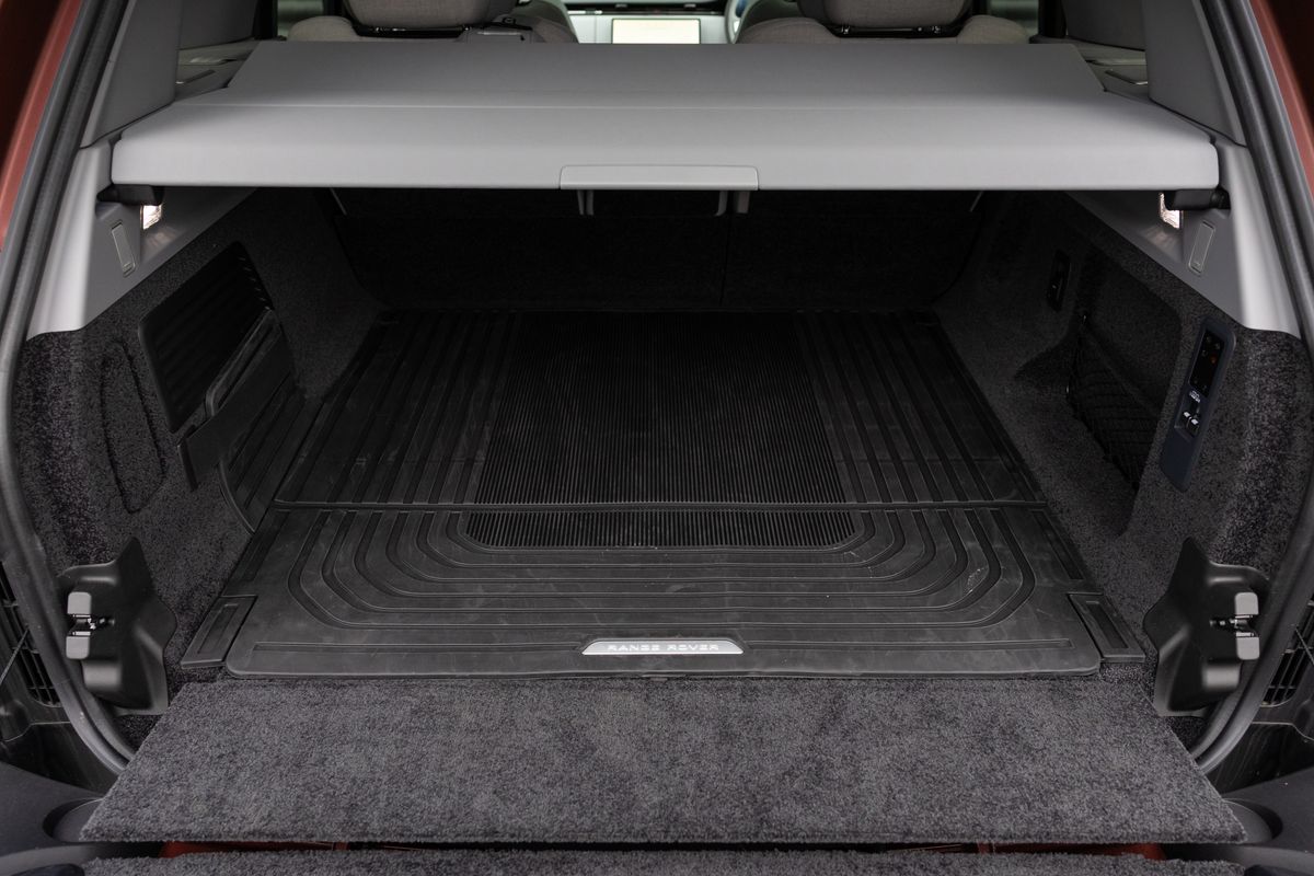 2025 Land Rover Range Rover P550e SV