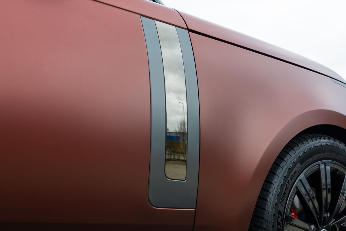 2025 Land Rover Range Rover P550e SV