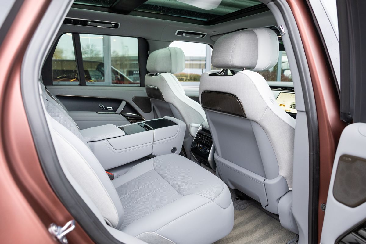2025 Land Rover Range Rover P550e SV
