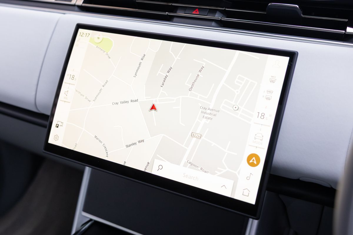 2025 Land Rover Range Rover P550e SV