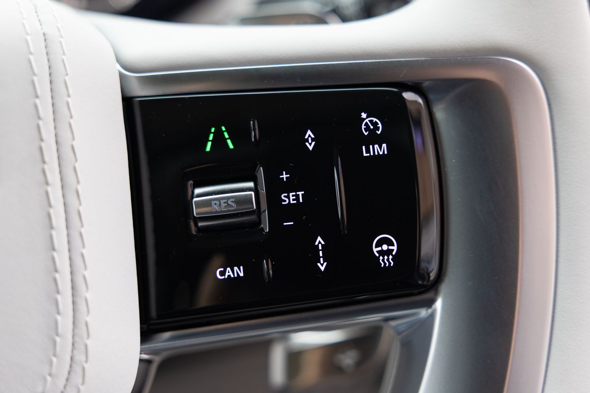 2025 Land Rover Range Rover P550e SV