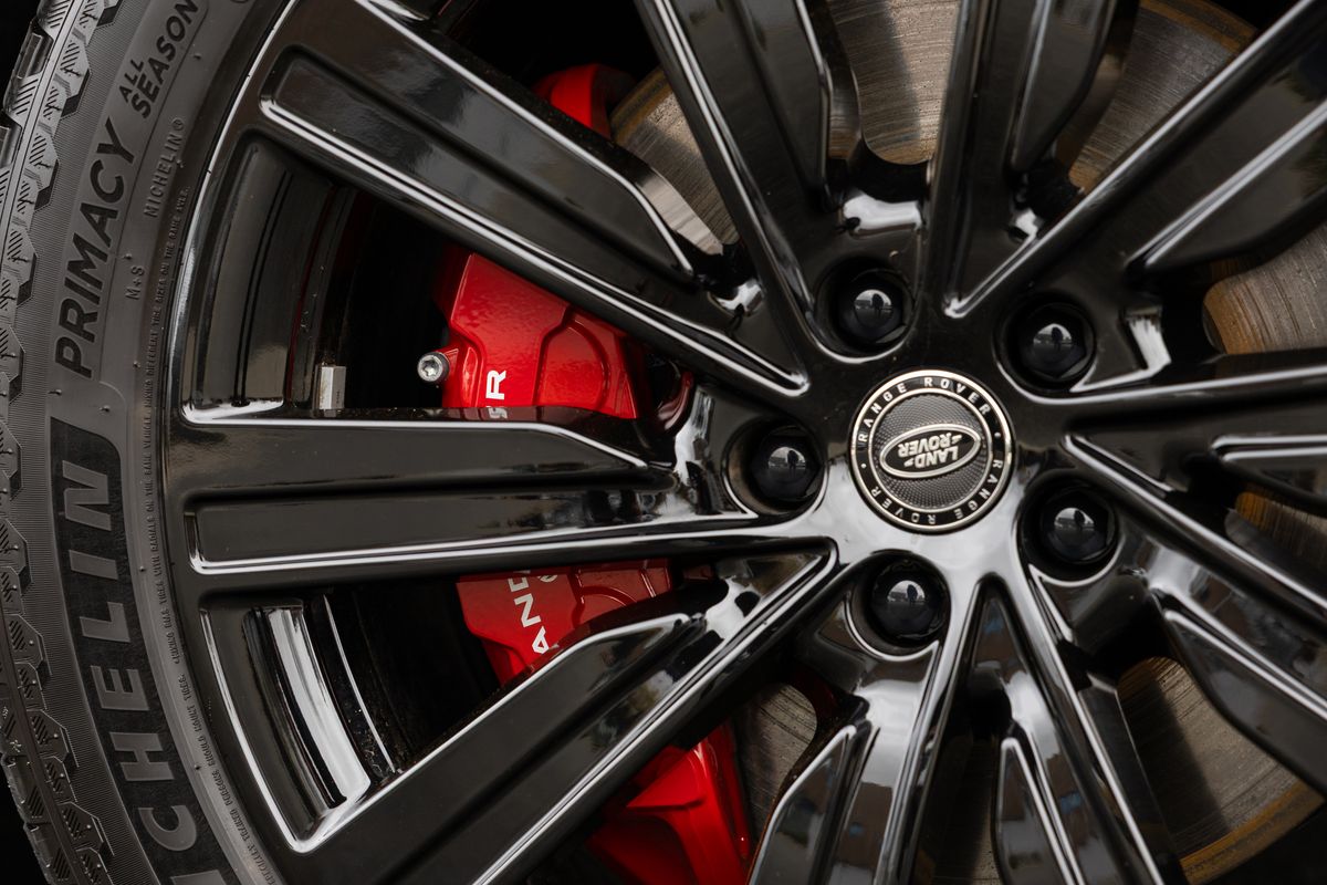 2025 Land Rover Range Rover P550e SV