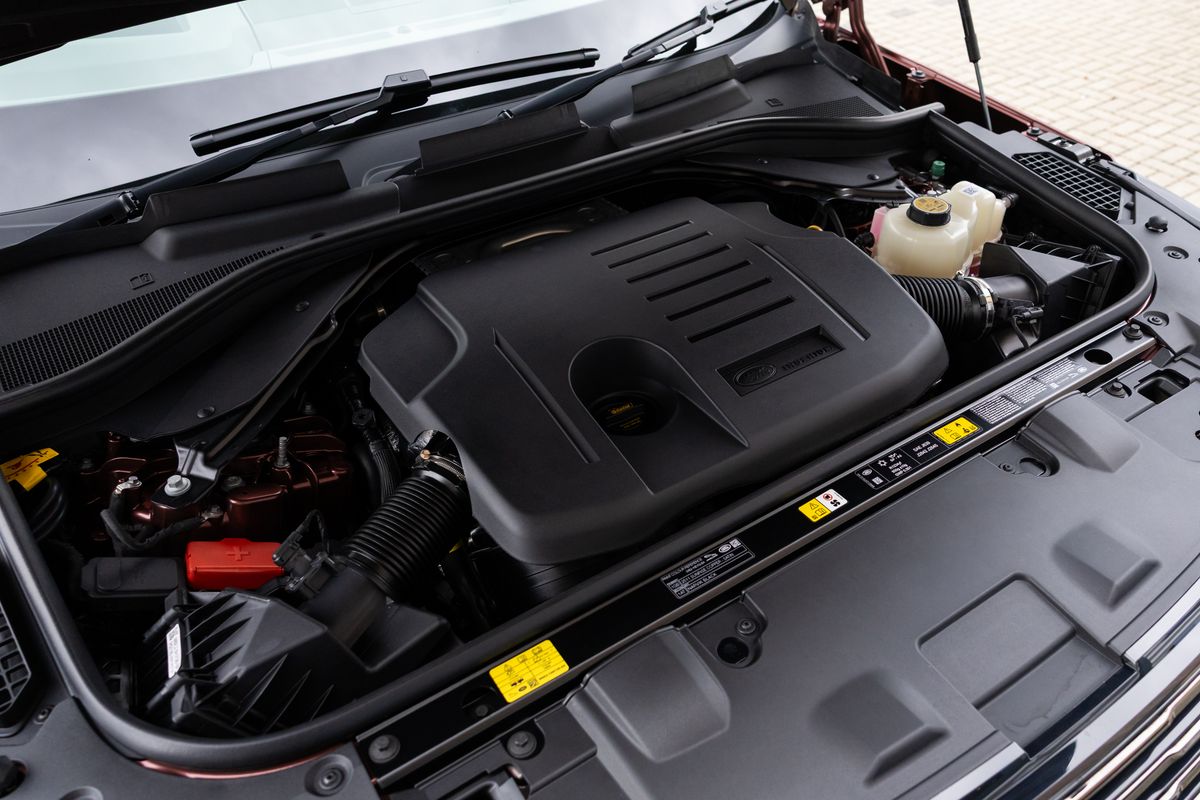 2025 Land Rover Range Rover P550e SV