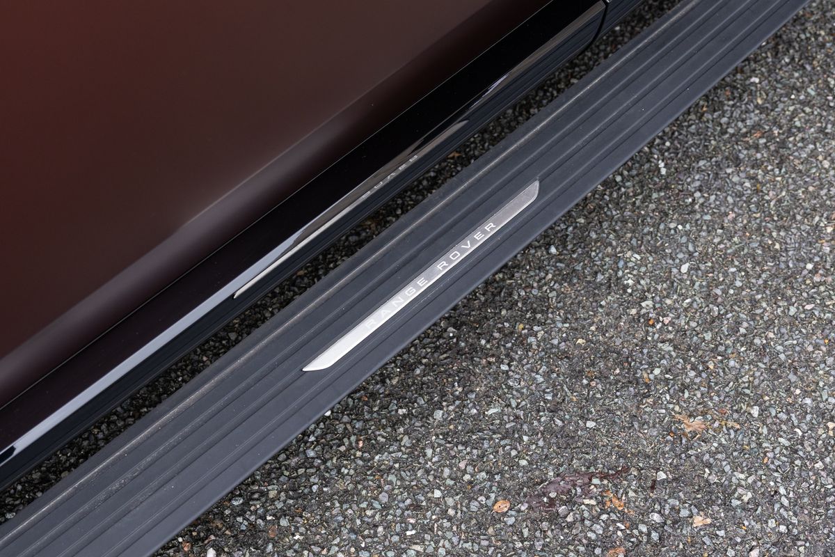 2025 Land Rover Range Rover P550e SV