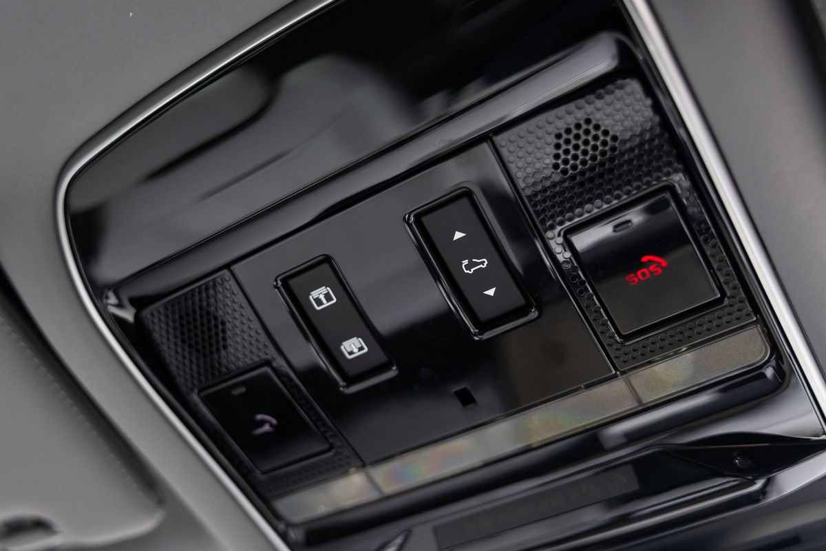 2025 Land Rover Range Rover P550e SV