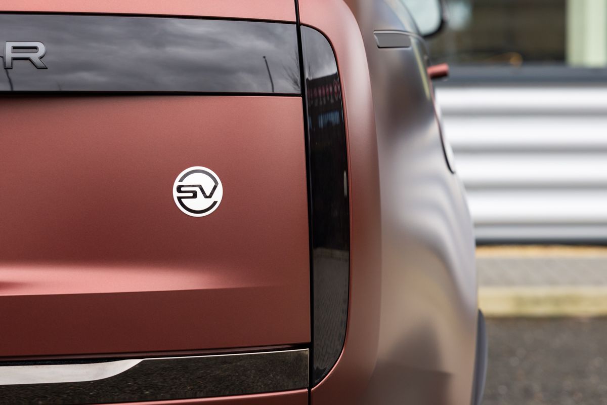 2025 Land Rover Range Rover P550e SV