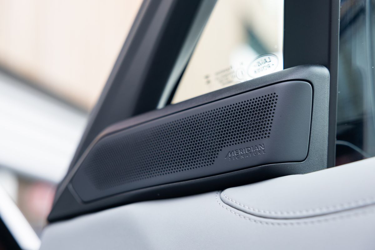 2025 Land Rover Range Rover P550e SV