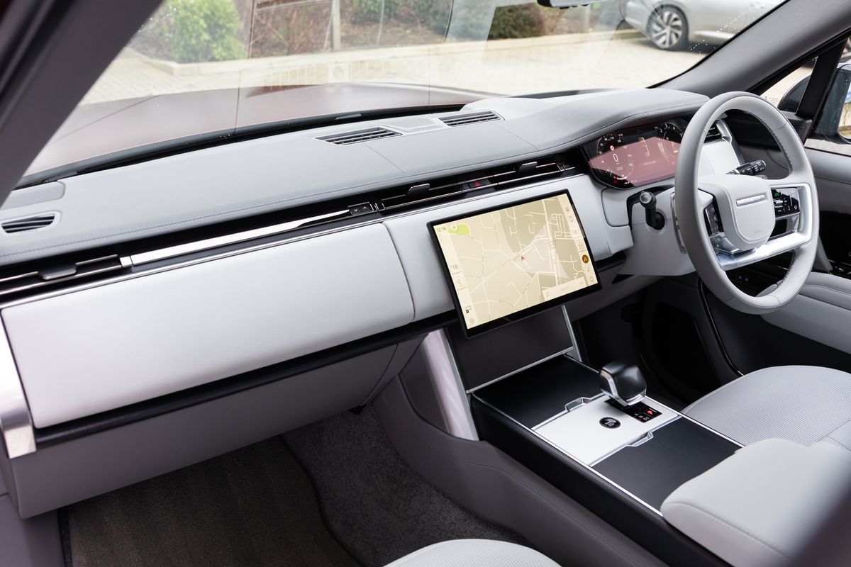 2025 Land Rover Range Rover P550e SV