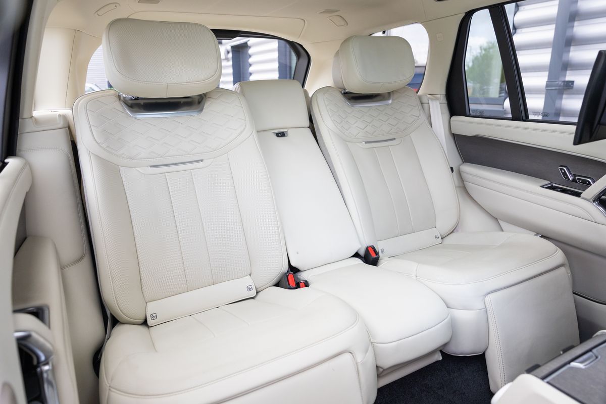 2025 Land Rover Range Rover SV P615 LWB