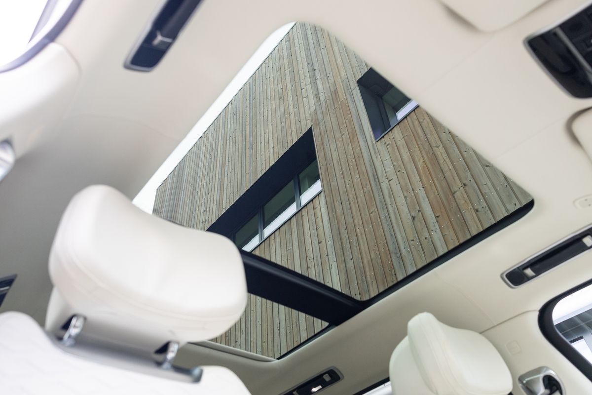 2025 Land Rover Range Rover SV P615 LWB