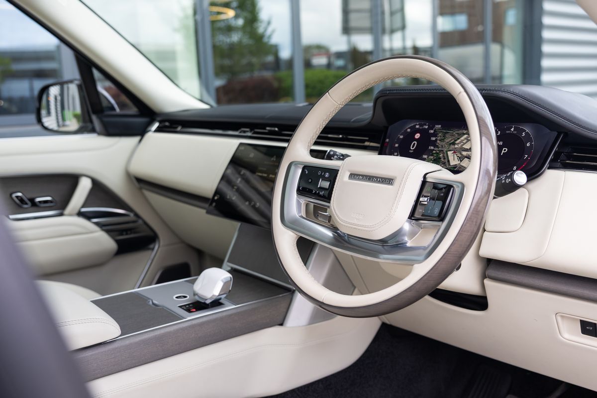 2025 Land Rover Range Rover SV P615 LWB