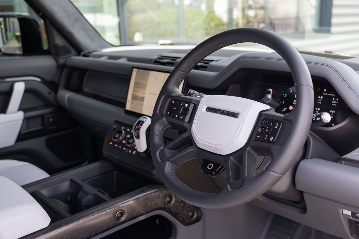 2025 Land Rover Defender 110 OCTA Edition One