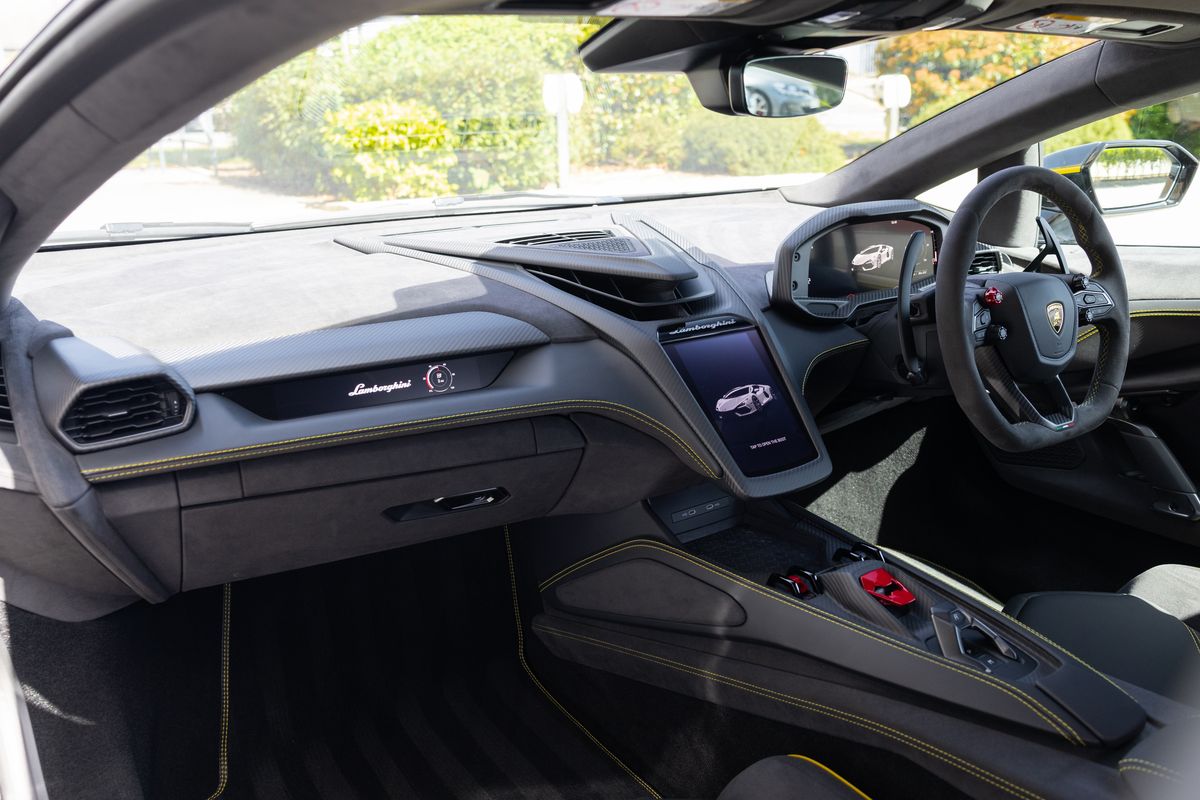 2025 Lamborghini Revuelto